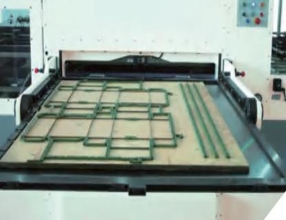 Mesin Die-Cutting Kotak Bergelombang Otomatis 1650 X 1200mm Dengan Pengupasan