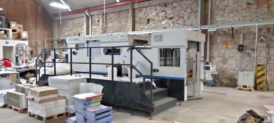 Mesin pemotong mati flatbed otomatis dengan striping blanking